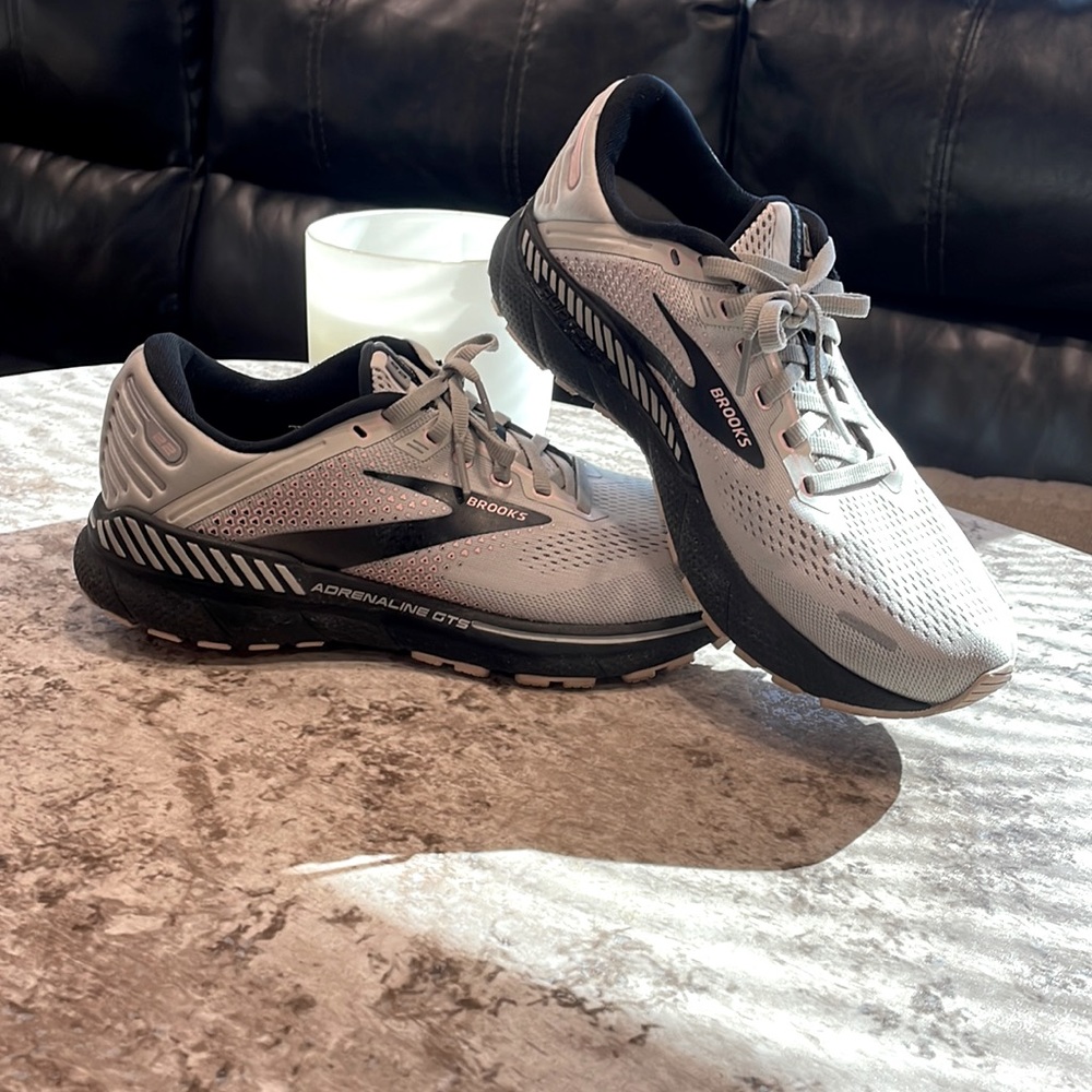 Brooks Adrenaline GTS 22 Running Shoes size 10